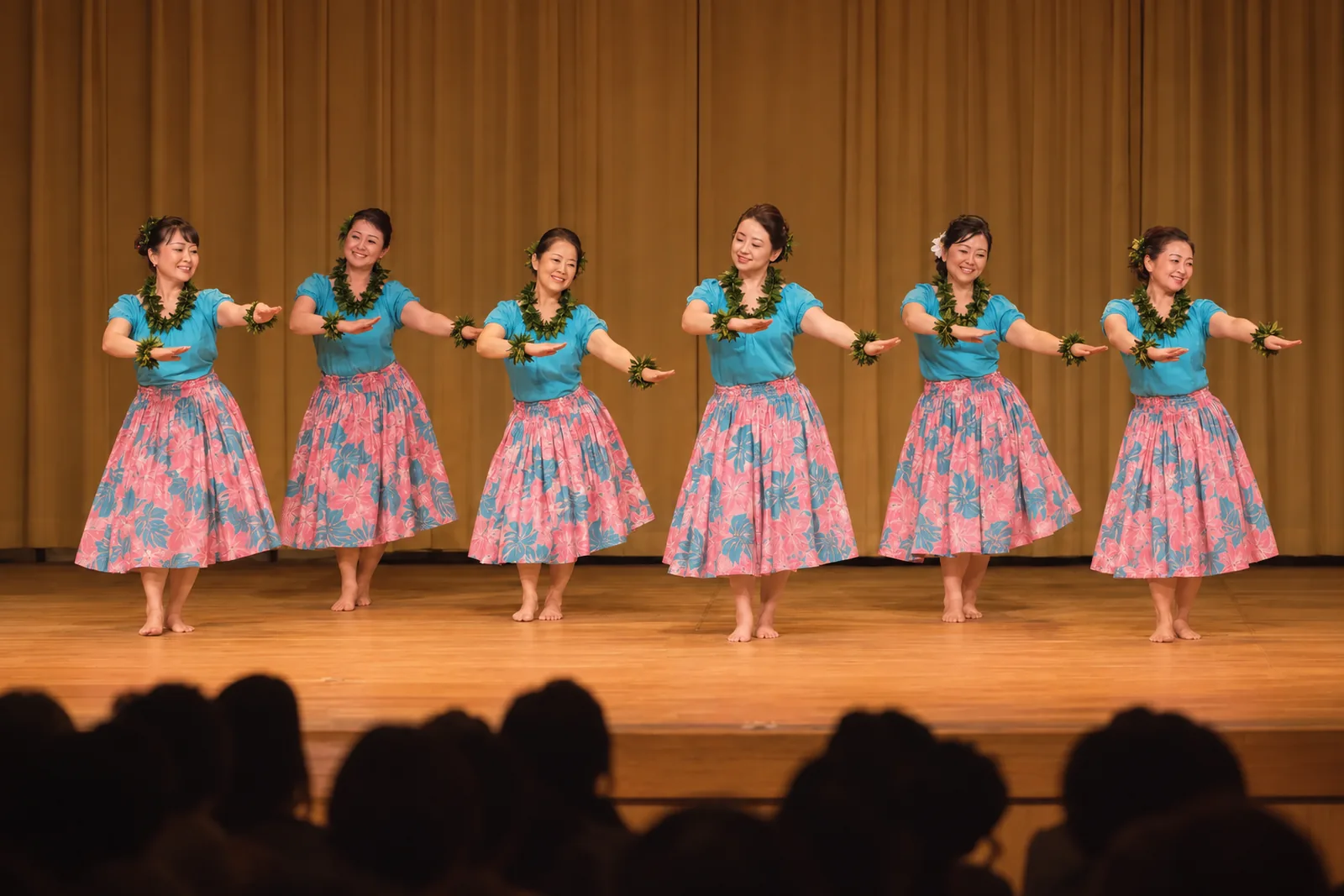 お揃いのパウスカートとレイで踊るホイケ（発表会）の様子